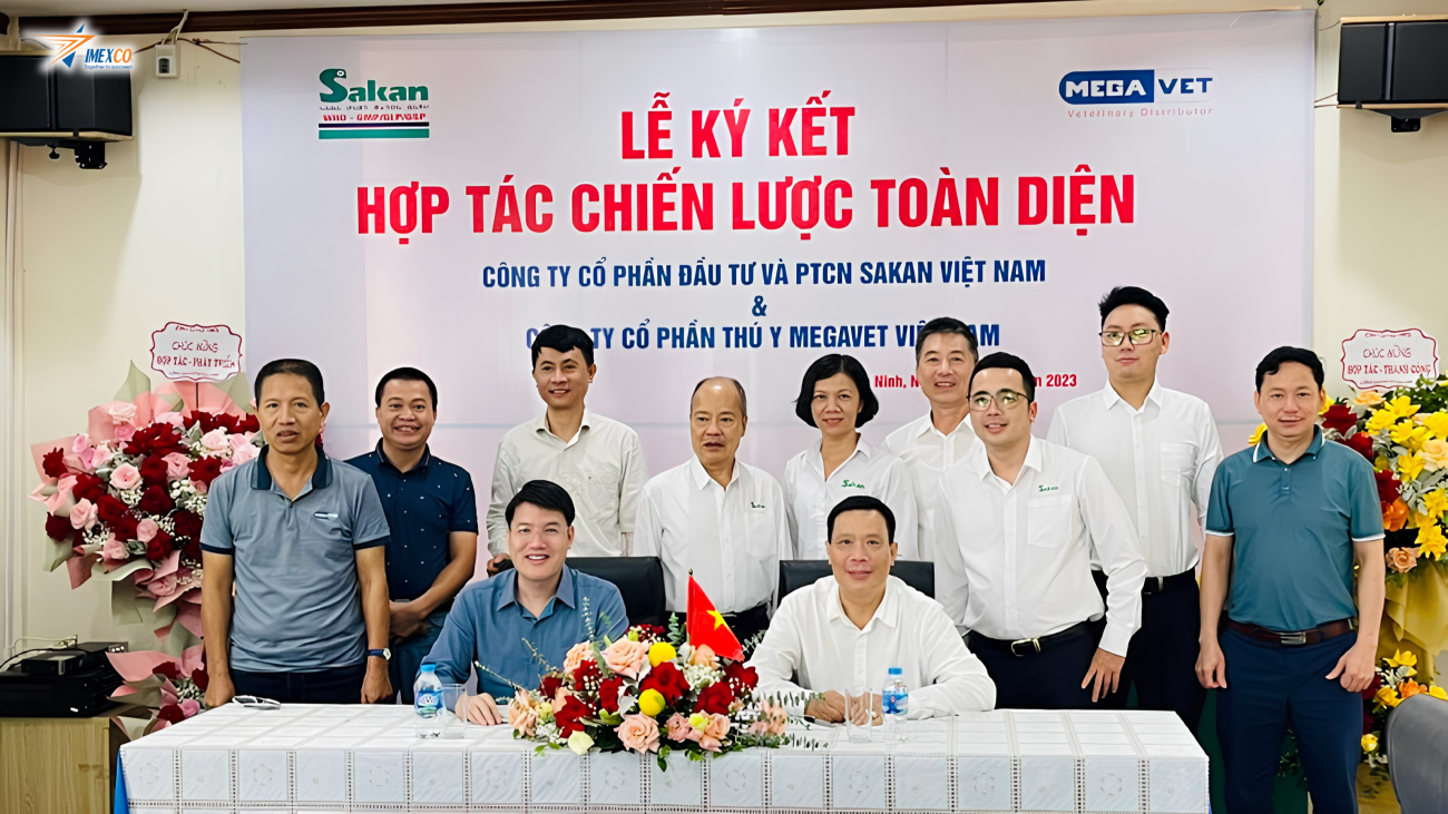 The leadership and staff of Megavet and Sakan taking a commemorative group photo at the signing ceremony