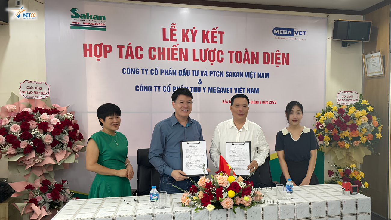 Leaders of Megavet Vietnam and Sakan Vietnam exchanging the signed strategic partnership agreement