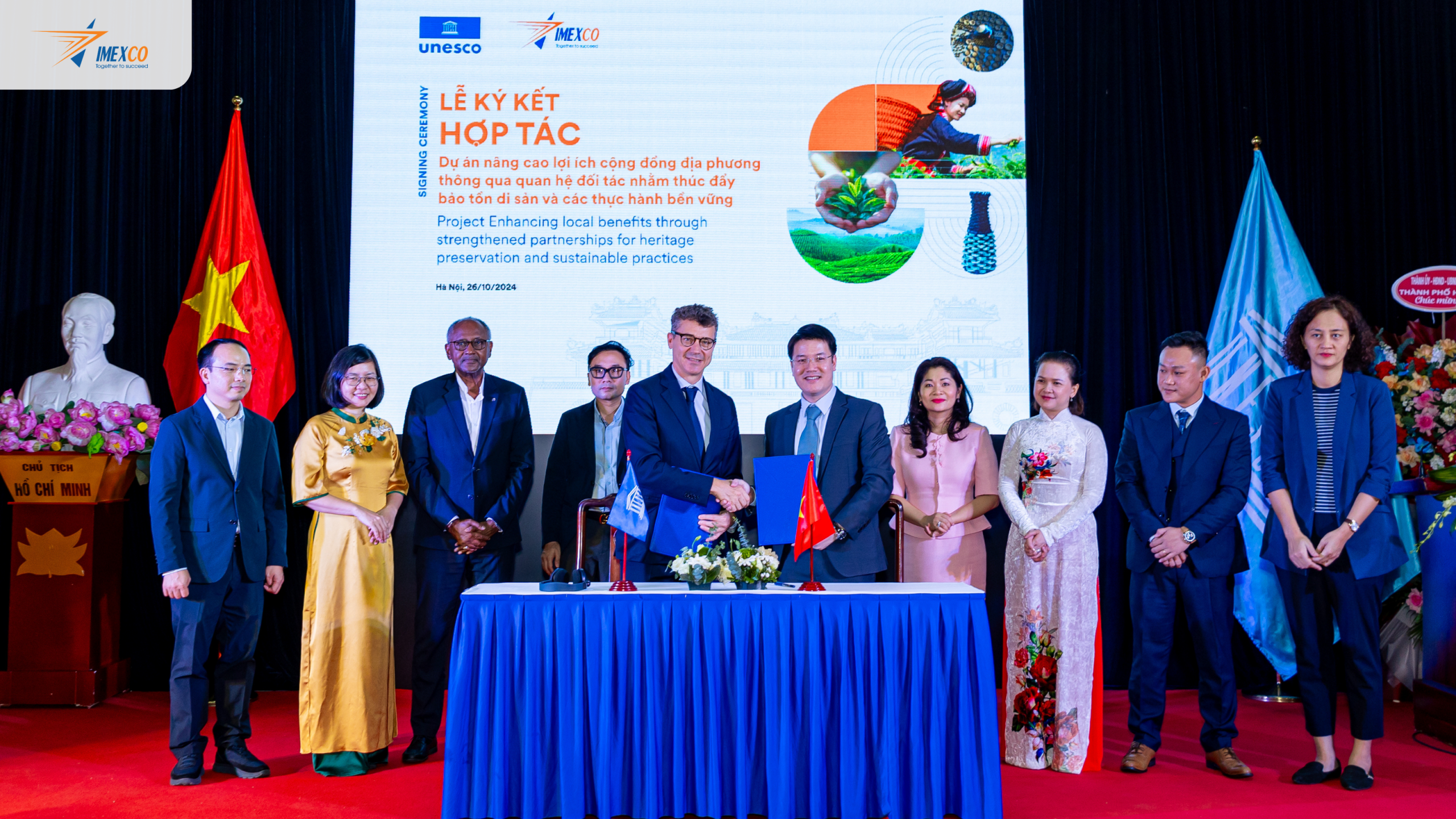 Đại diện UNESCO và IMEXCO bắt tay tại lễ ký kết thỏa thuận hợp tác chiến lược