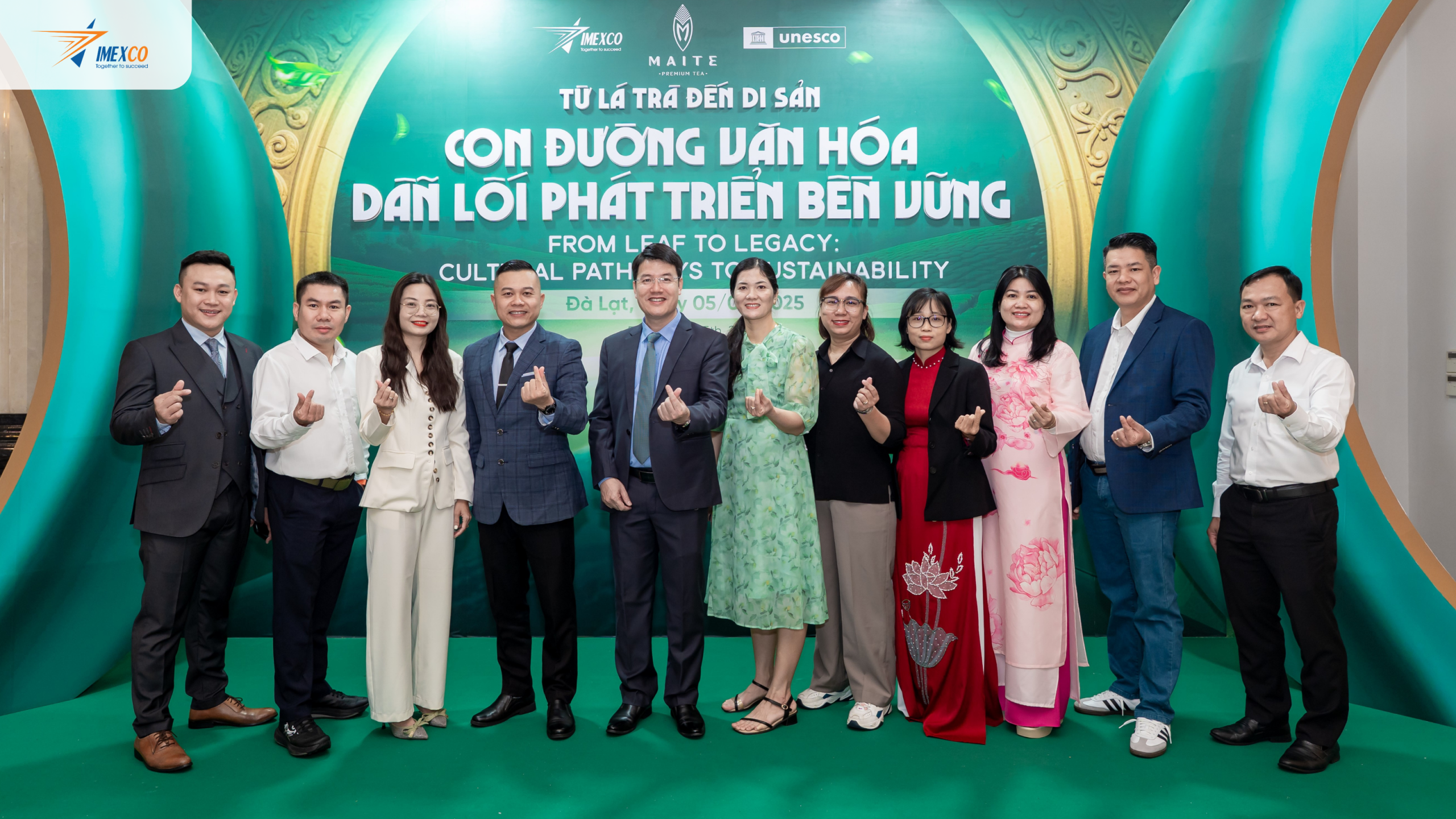 Lãnh đạo IMEXCO, đại diện UNESCO và các đối tác chụp ảnh lưu niệm tại sự kiện Từ lá trà đến di sản