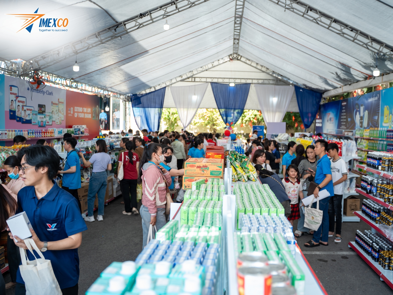 Hội chợ giúp công nhân mua hàng chất lượng với chi phí hợp lý