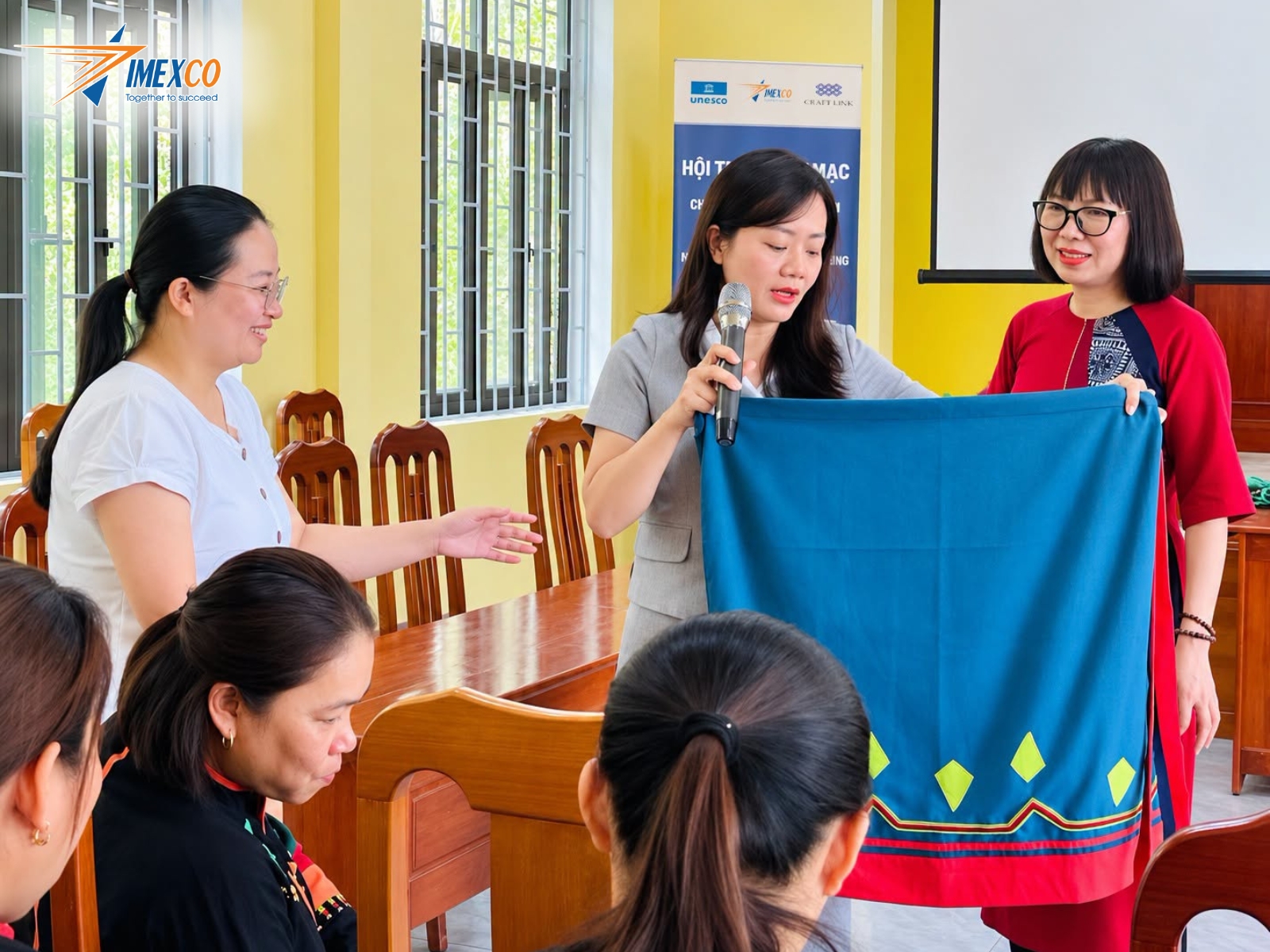 Hoạt động giới thiệu mẫu trang phục sơ bộ