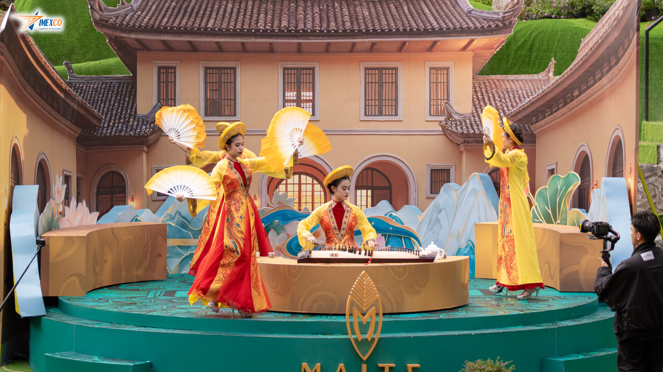 The tea-enjoying space becomes more profound with zither melodies and graceful dances, honoring the beautiful traditional art of the nation