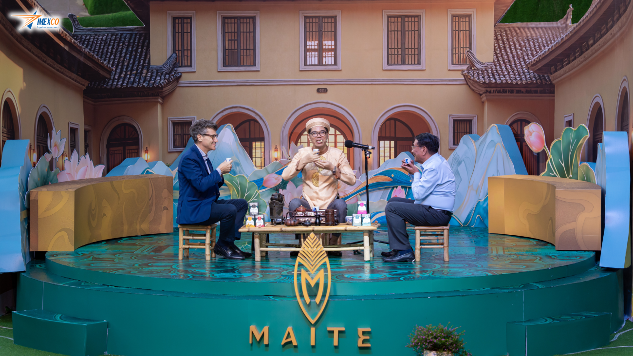 An intimate tea session creates a cohesive space where experts share their passion and join hands to preserve cultural quintessence
