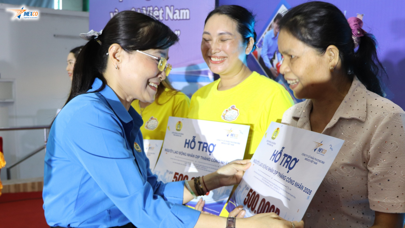 Đại diện ban tổ chức tận tay trao những phần quà hỗ trợ ý nghĩa, thắp lên niềm vui và động lực cho các công nhân có hoàn cảnh khó khăn