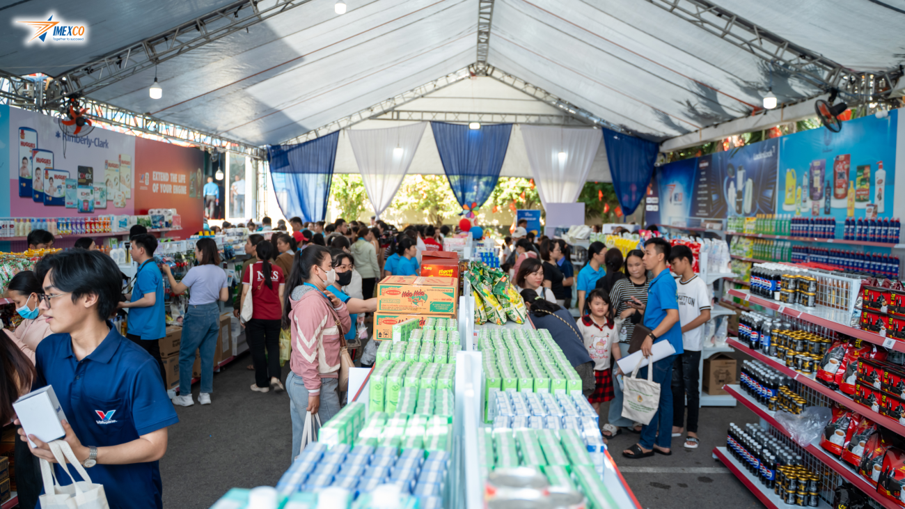 Hàng dài công nhân phấn khởi lựa chọn các sản phẩm thiết yếu giảm giá sâu, mở đầu cho chuỗi hoạt động tương tác, trải nghiệm đầy thiết thực ngay tại gian hàng